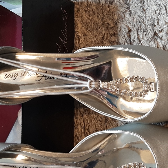 8 W satiny silver shimmer heels - Picture 2 of 3